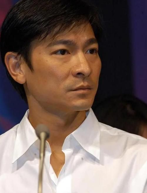 刘德华吸烟图片流出 健康形象是否受影响