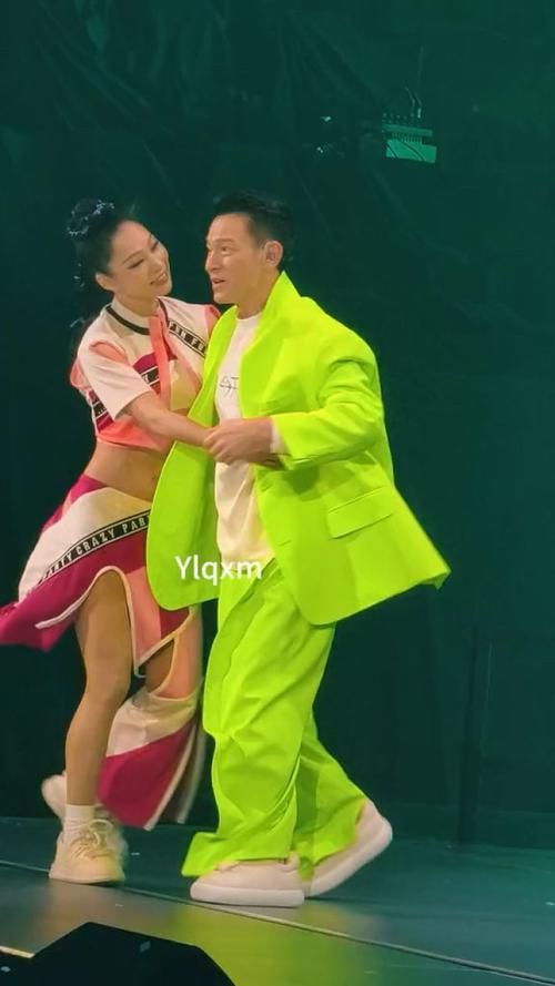 刘德华和他的伴舞：舞台上的默契与深情瞬间