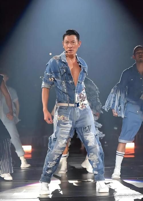 刘德华和伍佰：不同风格的音乐巅峰对决