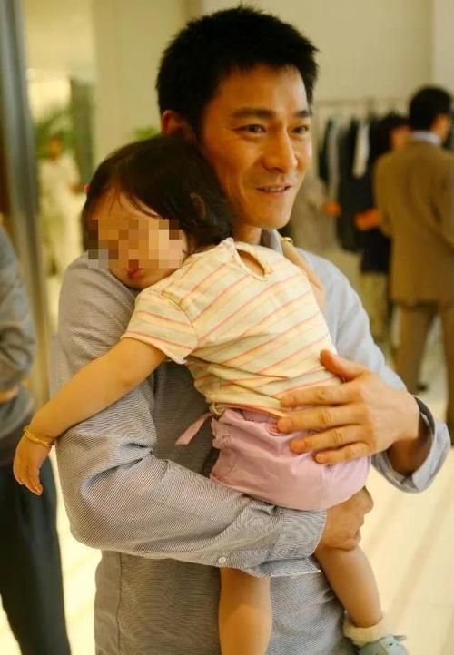 刘德华和女儿照片引热议 网友直呼基因太强大