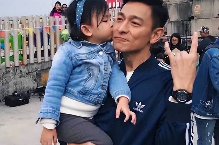 刘德华和朱丽倩有几个孩子 明星家庭现状揭秘