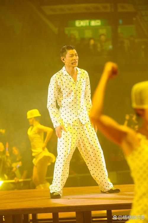 刘德华咱们屯里的人粤语版现场演唱视频回顾