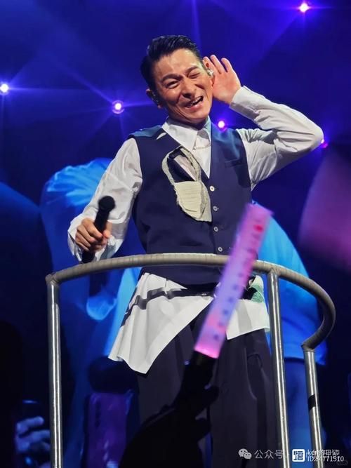 刘德华咱们屯里的人粤语版现场演唱视频回顾