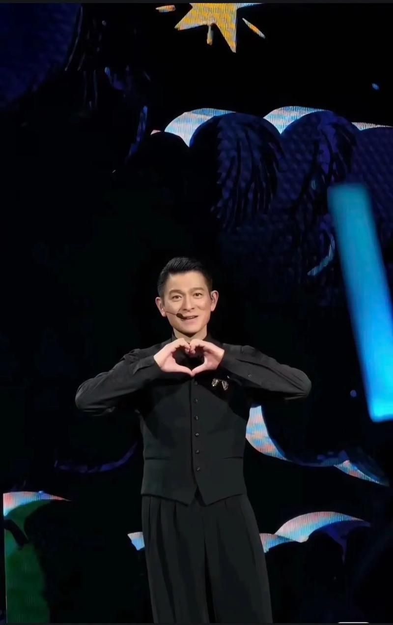 刘德华唱功依旧在线！深圳演唱会告诉你答案