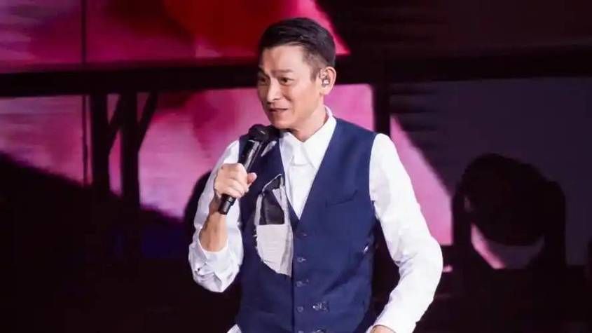 刘德华唱歌图片：刘德华台北演唱会精彩回顾