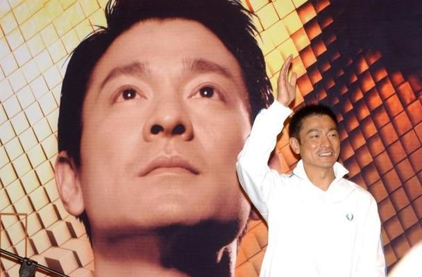 刘德华嗓子怎么了？演唱会中途下台喝水引担忧