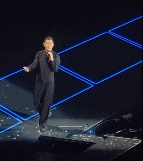 刘德华嗓子怎么了？演唱会中途下台喝水引担忧