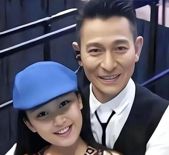 刘德华回家探亲！与家人合照，状态轻松显年轻