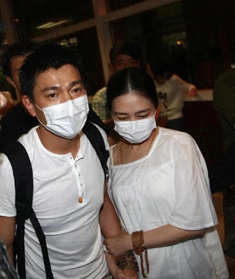 刘德华回家探亲！与家人合照，状态轻松显年轻