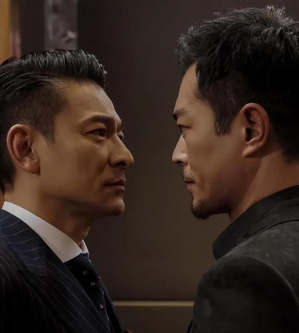刘德华回家探亲！与家人合照，状态轻松显年轻
