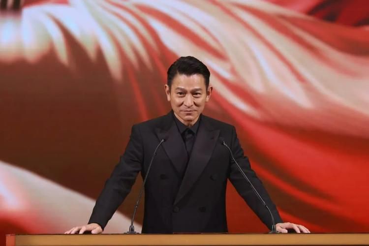 刘德华在内地颁奖典礼获颁终身成就奖