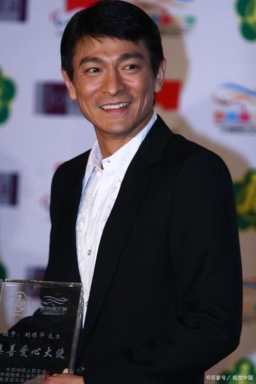 刘德华在娱乐圈的地位无人能及 他凭什么红了几十年