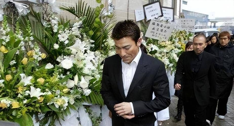 刘德华在张国荣葬礼上的感人瞬间 回顾经典时刻