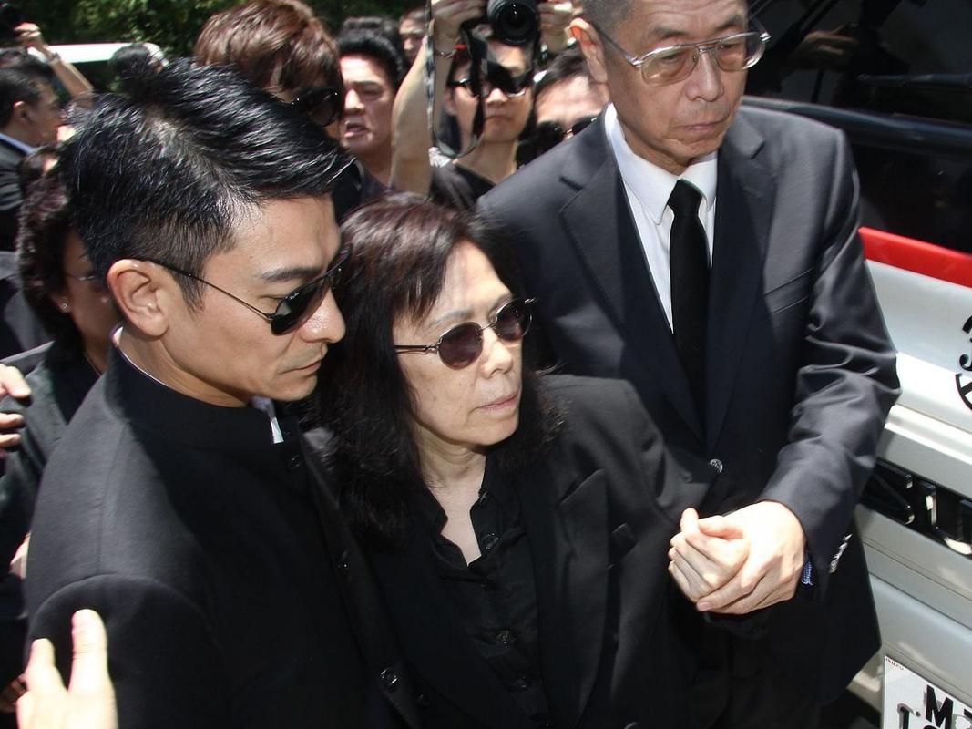 刘德华在张国荣葬礼上的感人瞬间 回顾经典时刻