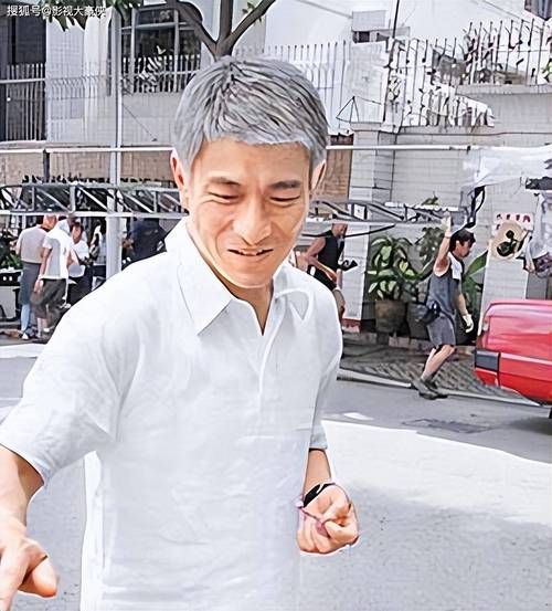 刘德华在张国荣葬礼上的感人瞬间 回顾经典时刻