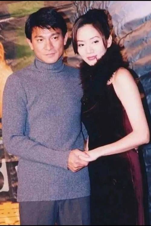 刘德华在张国荣葬礼上的感人瞬间 回顾经典时刻