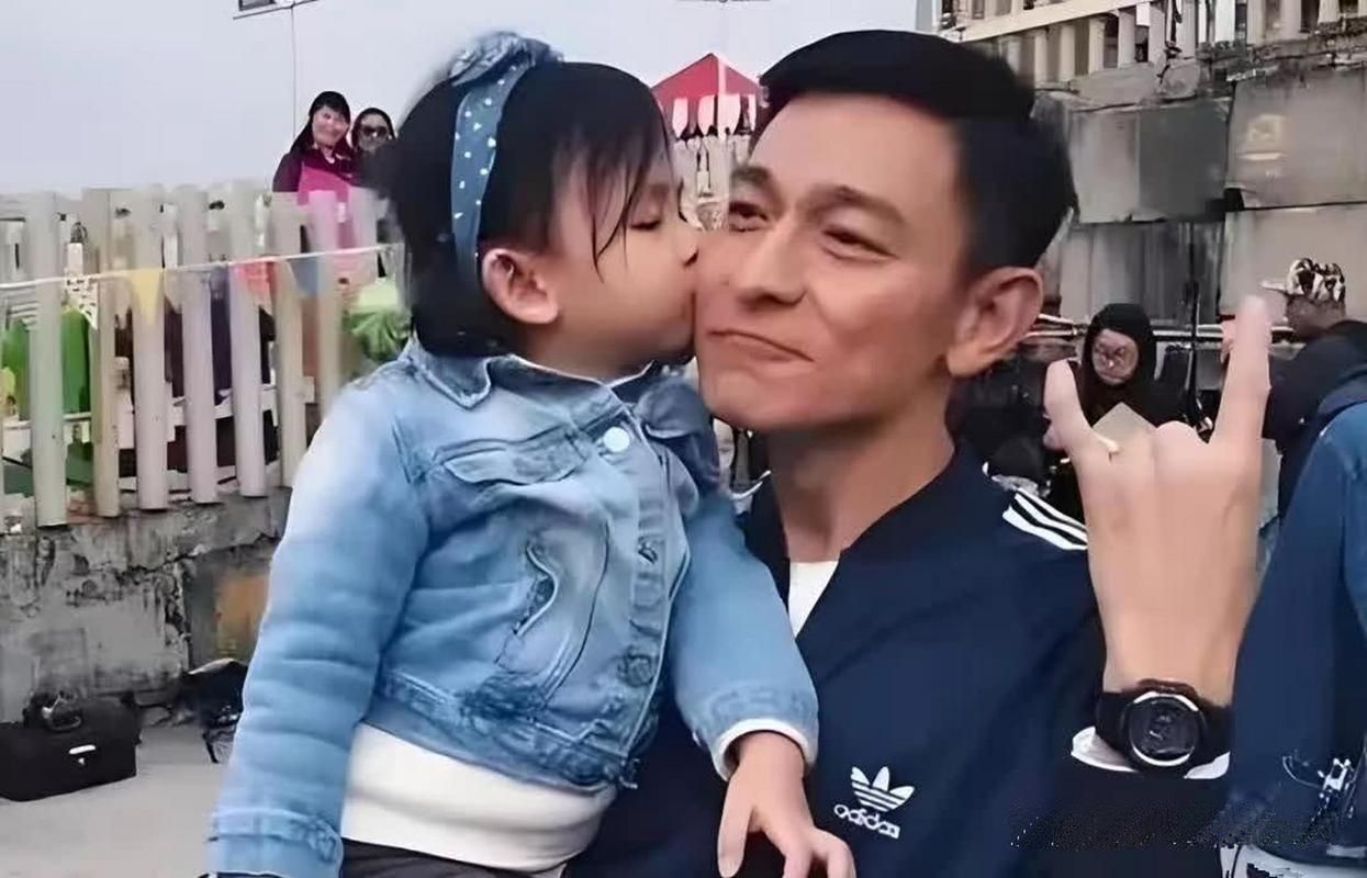 刘德华大女儿今年多大了 揭秘天王的家庭生活