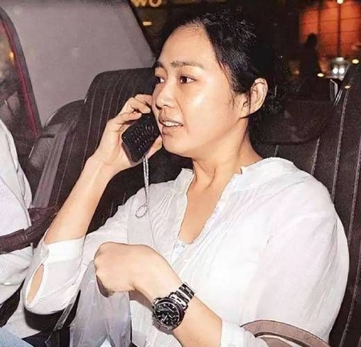 刘德华夫妇低调现身，网友热议：天王嫂穿搭太独特