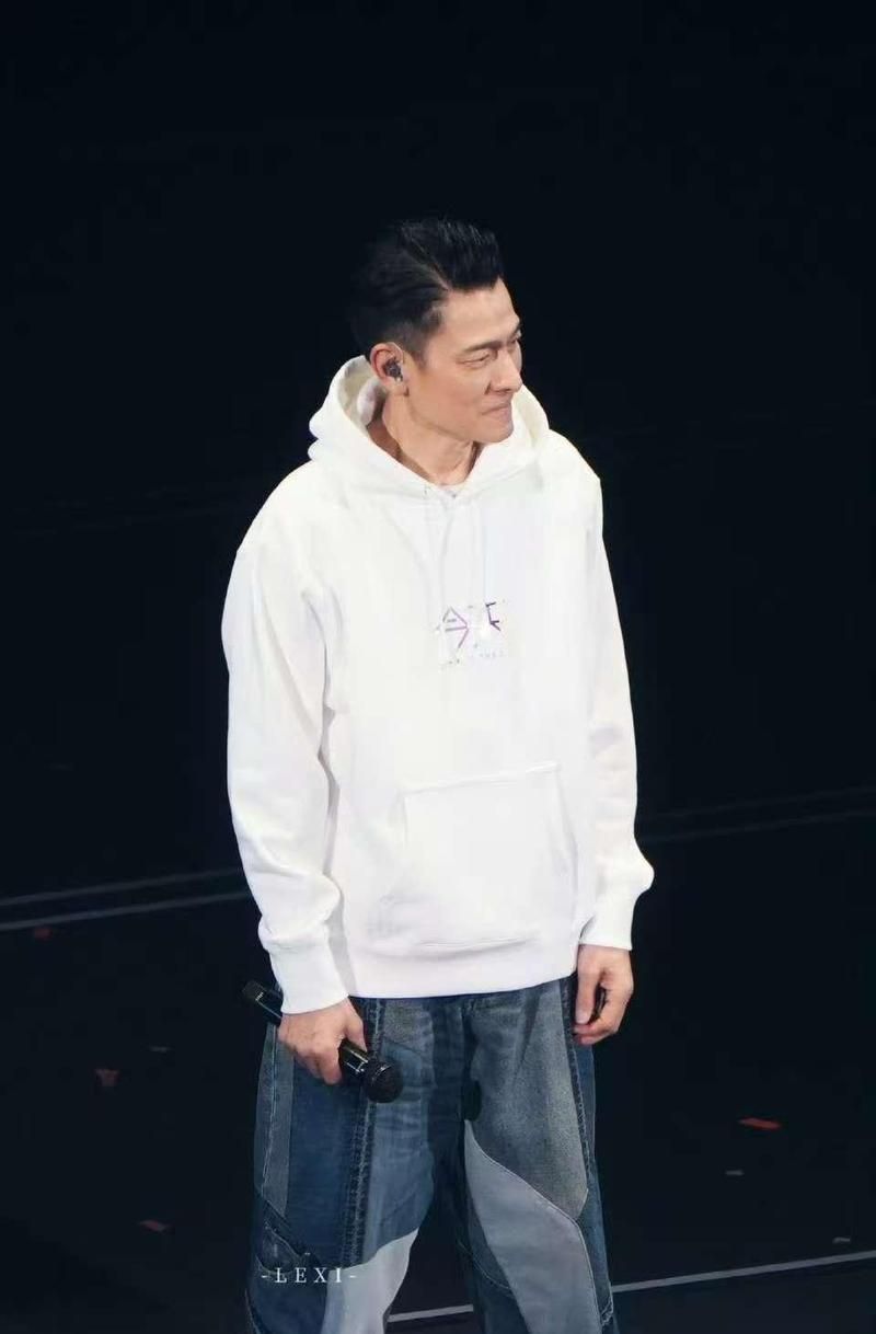 刘德华夫妇低调现身，网友热议：天王嫂穿搭太独特