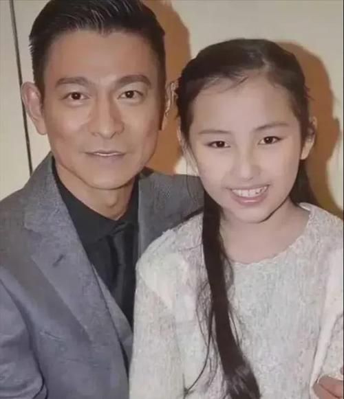 刘德华女儿照片流出，气质优雅似妈妈朱丽倩