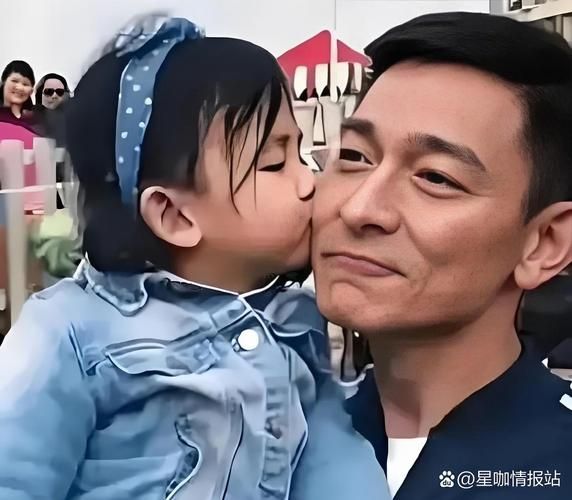刘德华女儿首曝光引热议 天王低调保护女儿多年