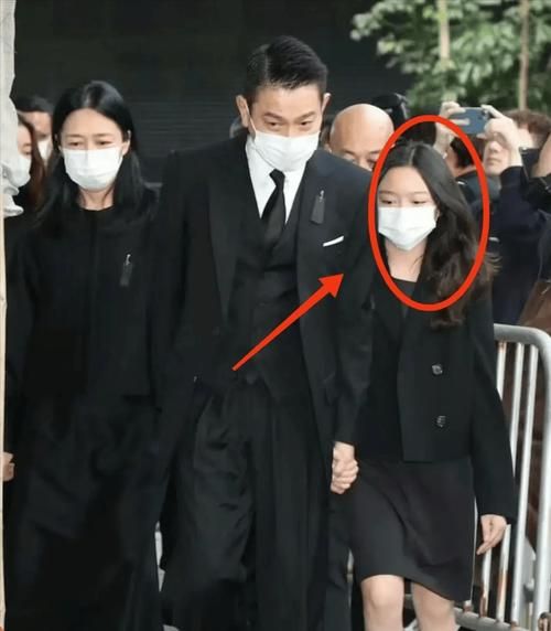 刘德华妻子朱丽倩真实年龄是多少？看看她现在的样子