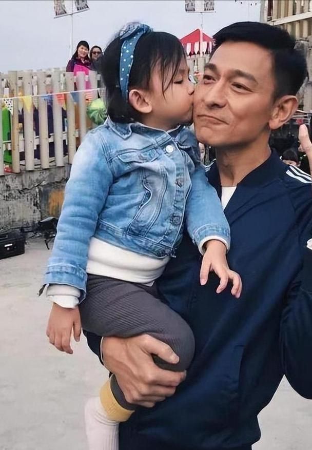 刘德华子女数量揭秘：到底有几个孩子？