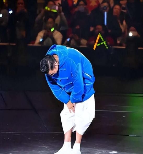 刘德华巡演受伤细节：手部受伤仍坚持演出