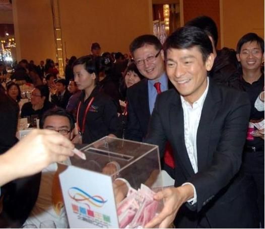 刘德华帮助郑则仕还债 娱乐圈真友情曝光