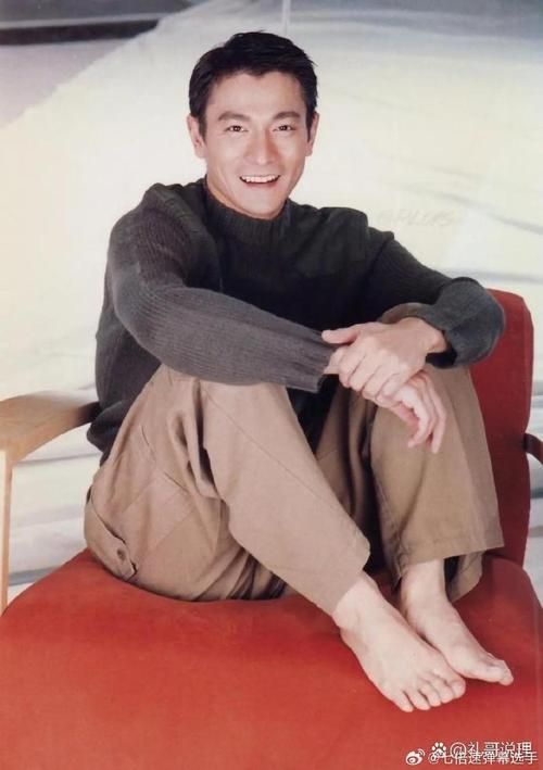刘德华年轻剧照曝光 青涩模样引网友回忆杀