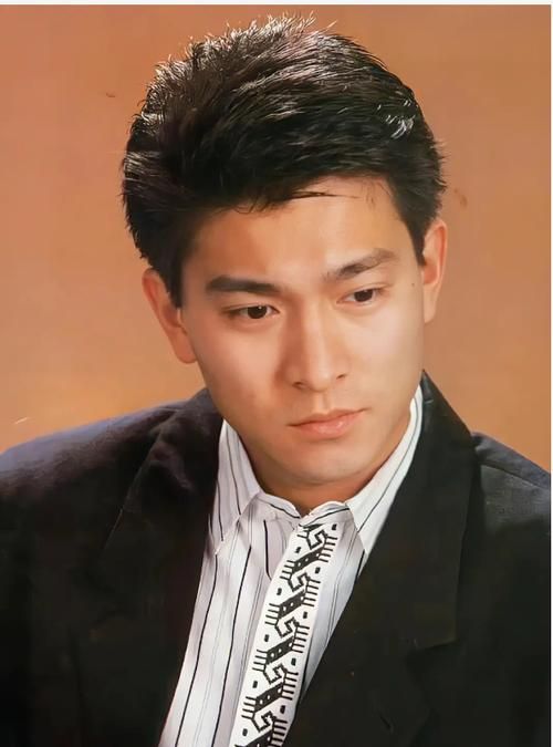刘德华年轻图片大全：重温华仔青葱岁月，满满回忆杀