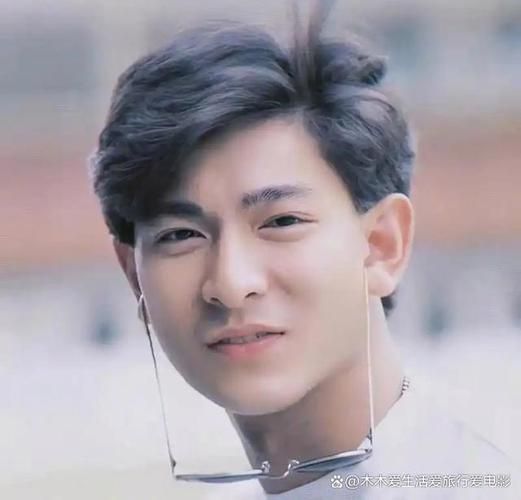 刘德华年轻时的照片：原来天王也有青涩的时光