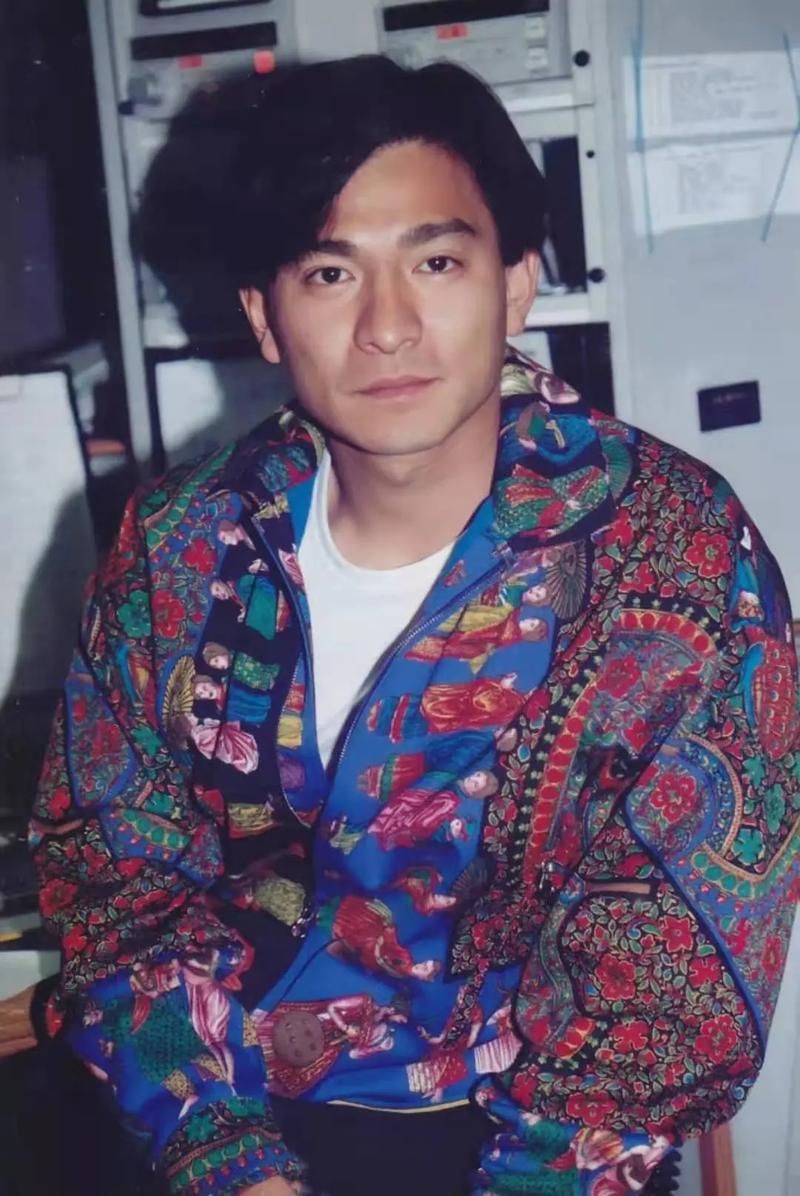 刘德华年轻时的照片：原来天王也有青涩的时光