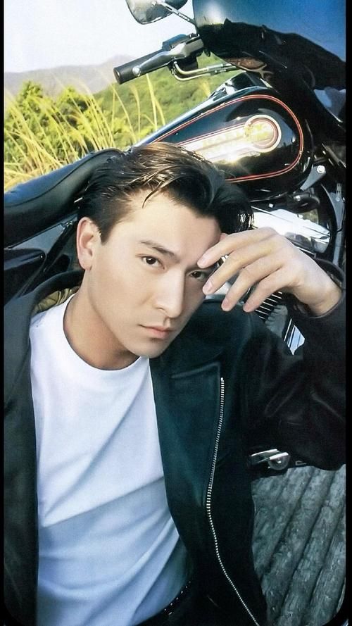 刘德华年轻最帅的照片珍藏 青涩时光惊艳众人