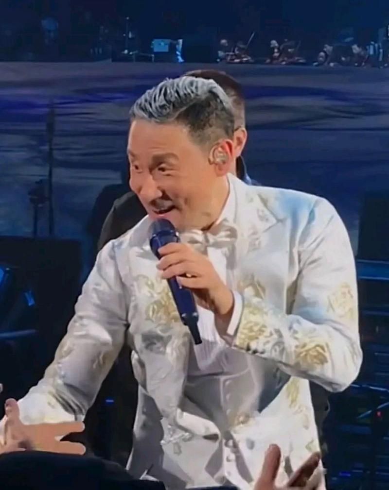 刘德华张学友合唱演唱会现场气氛火爆