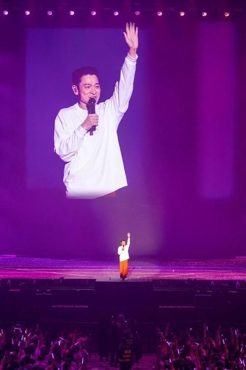 刘德华归宿演唱会圆满落幕万人合唱场面壮观