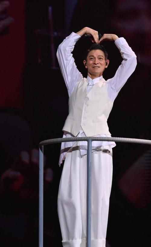 刘德华归宿演唱会圆满落幕万人合唱场面壮观