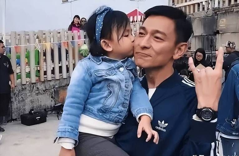 刘德华微信聊天记录流出？看看他和家人的暖心互动