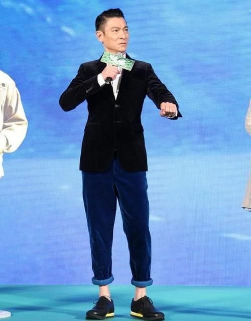 刘德华快乐大本营录制现场粉丝热情应援画面