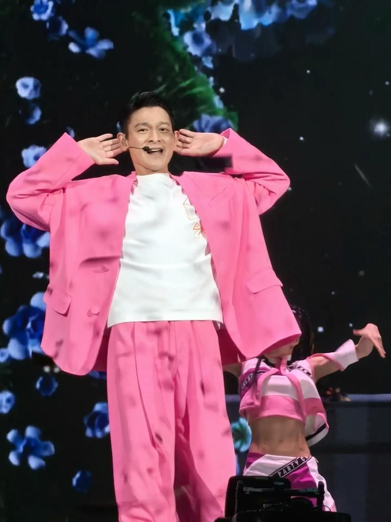 刘德华快乐大本营录制现场粉丝热情应援画面