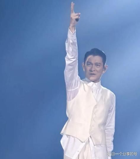 刘德华成都演唱会火爆开唱，5.2万人次见证天王魅力！