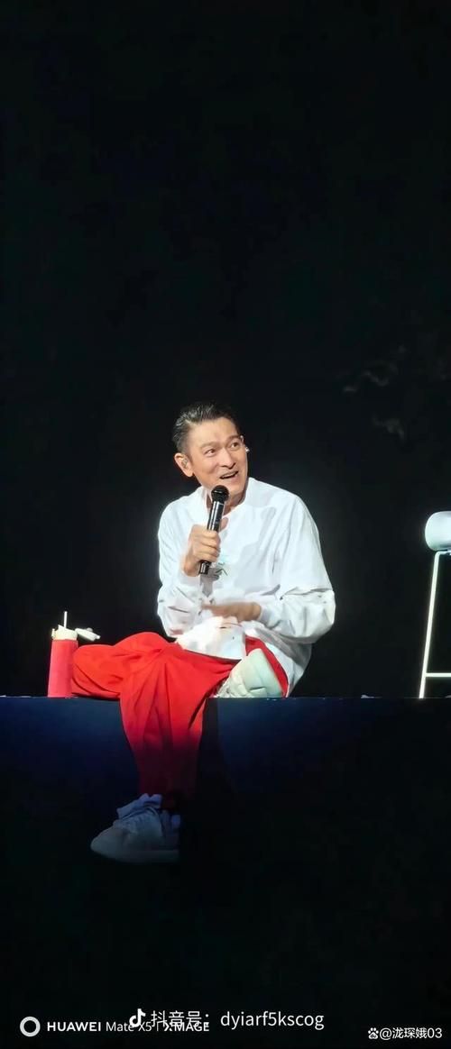 刘德华成都演唱会火爆开唱，5.2万人次见证天王魅力！
