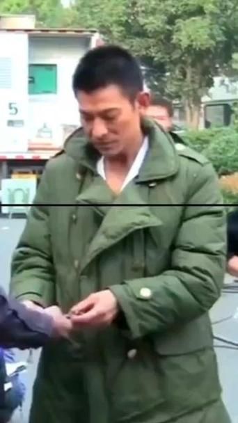刘德华成都路演穿军大衣，天王的冬日穿搭指南