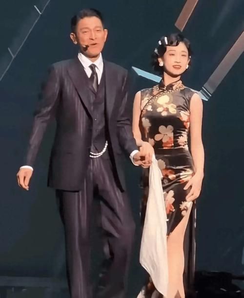 刘德华我们屯里的人现场版 天王搞笑演唱视频