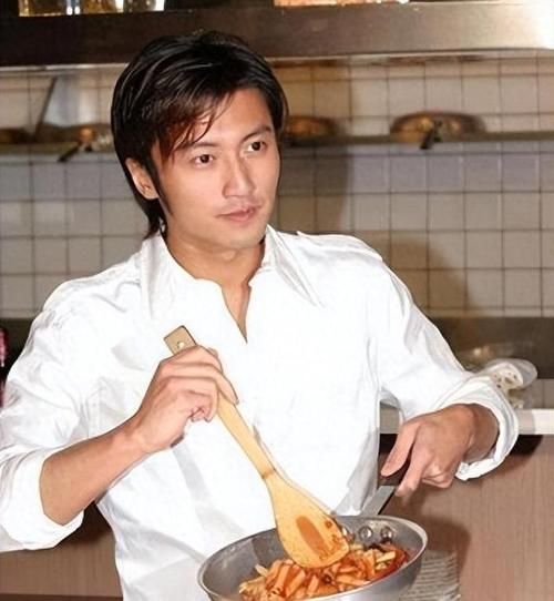 刘德华抱谢霆锋视频流出 网友直呼太有爱了