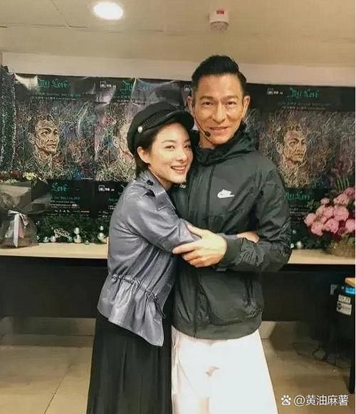 刘德华抱谢霆锋视频流出 网友直呼太有爱了