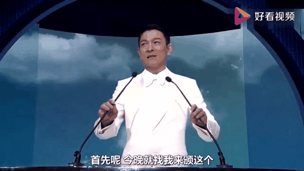 刘德华抱谢霆锋视频流出 网友直呼太有爱了