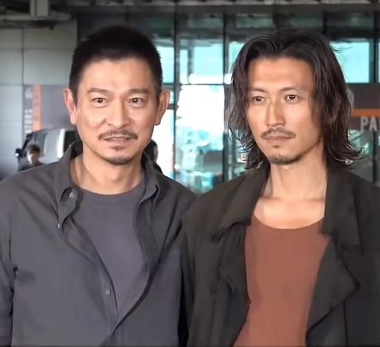 刘德华抱谢霆锋视频流出 网友直呼太有爱了