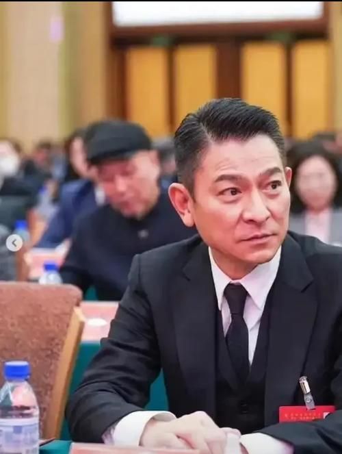 刘德华接受撒贝宁专访 讲述从艺四十年的心路历程
