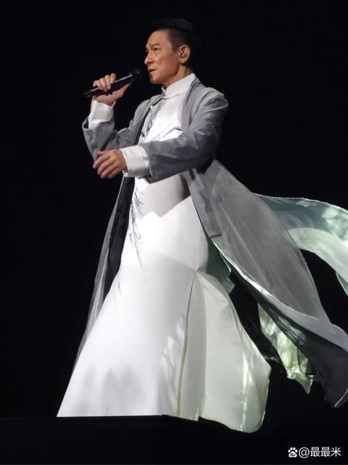 刘德华昆明演唱会现场实拍分享与粉丝互动花絮